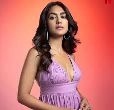 ఆధునిక ప్రేమలో కమ్యూనికేషనే పెద్ద సవాల్: నటి మృణాల్ ఠాకూర్ ఆసక్తికర వ్యాఖ్యలు