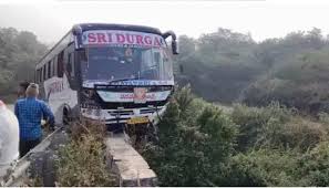 శ్రీశైలం ఘాట్ రోడ్డులో తప్పిన ఘోర ప్రమాదం: గుంతలోకి ఒరిగిన ఆర్టీసీ బస్సు.. 40 మంది భక్తులు సురక్షితం!